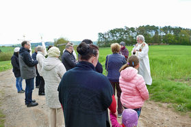 Bittprozession an der Weingartenkapelle (Foto: Karl-Franz Thiede)